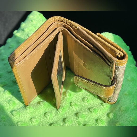 Vintage COACH women’s compact bifold wallet - Picture 8 of 9